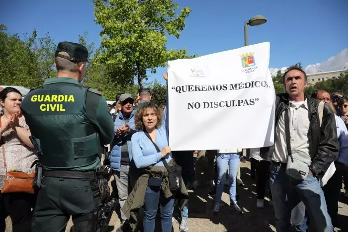 La muerte de un hombre en un pueblo sin médico de urgencia vuelve a poner el foco en la gestión sanitaria de Ayuso