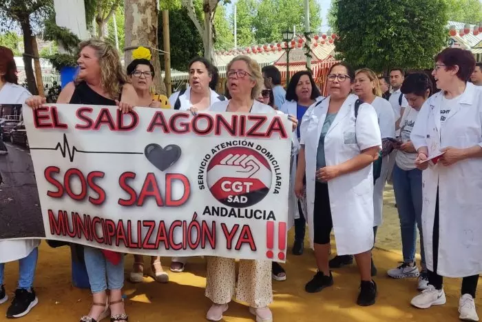 Empleadas de ayuda a domicilio llevan un mes acampadas frente al Ayuntamiento de Sevilla