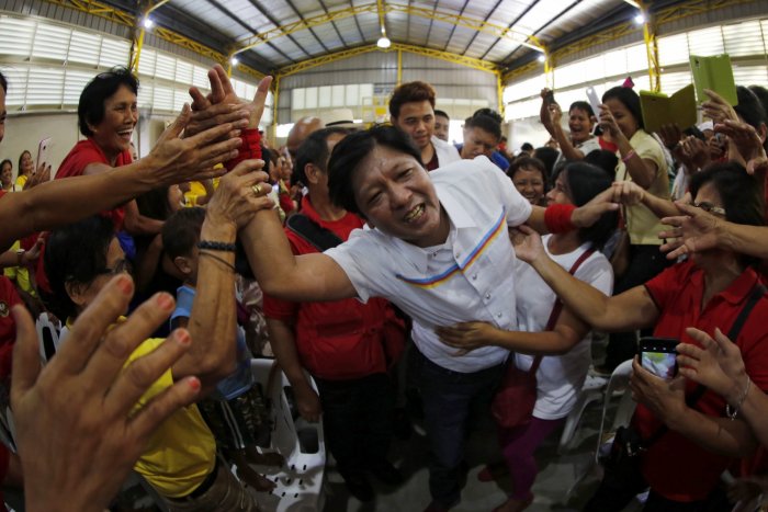 Los Marcos reescriben la historia de Filipinas para volver al poder
