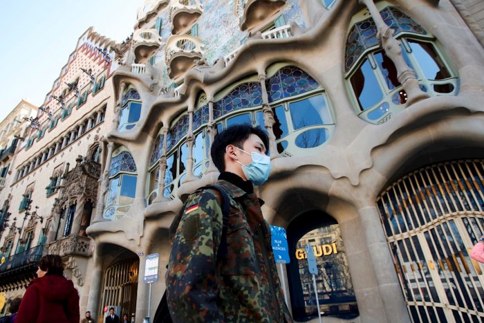 La restauració de la façana posterior de la Casa Batlló posa al descobert els colors originals de l'edifici de Gaudí