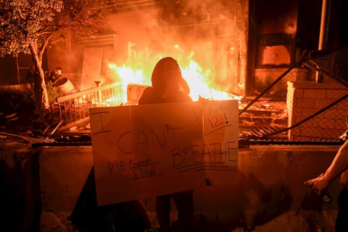 Las imágenes de las protestas por George Floyd que acaban con un incendio en la comisaria de Mineápolis