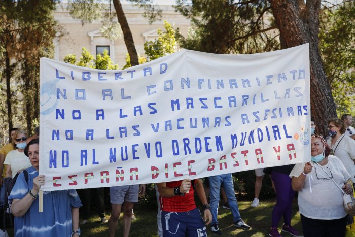 Los negacionistas se manifiestan: las imágenes de las protestas en Madrid