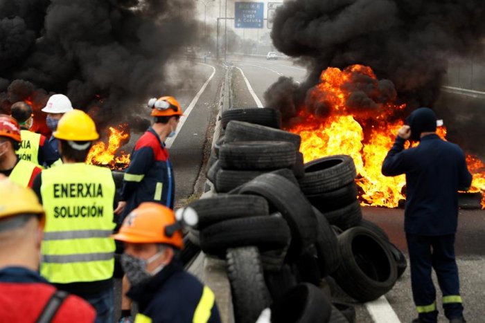 Los trabajadores de Alcoa vuelven a las barricadas, en imágenes