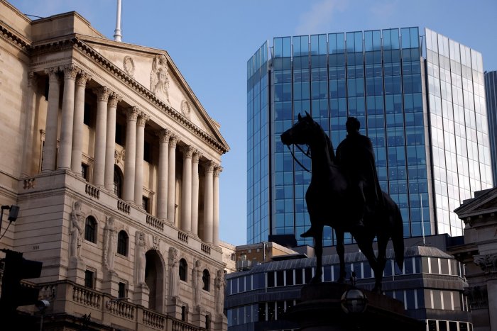El Banco de Inglaterra refuerza sus estímulos ante la persistencia del coronavirus