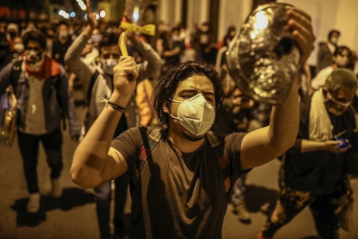 "Perú, te quiero, por eso te defiendo": las protestas contra la destitución de Martín Vizcarra se expanden por todo el país