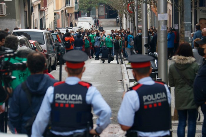 Absolt un agent dels Mossos per la detenció il·legal d'un activista durant un desnonament