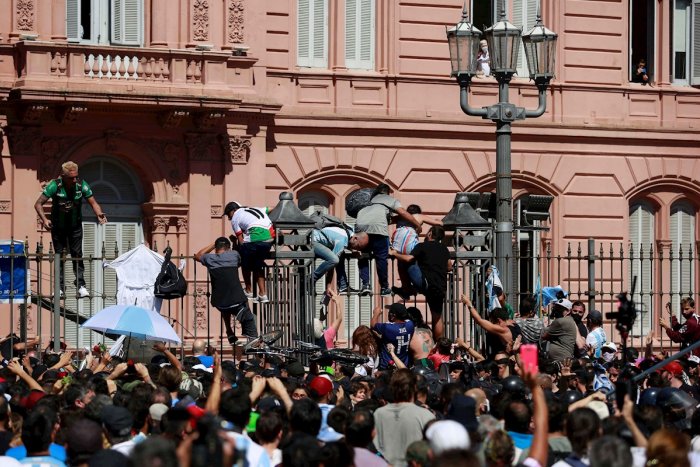 El caos y los altercados en la Casa Rosada obligan a adelantar el final del funeral de Maradona