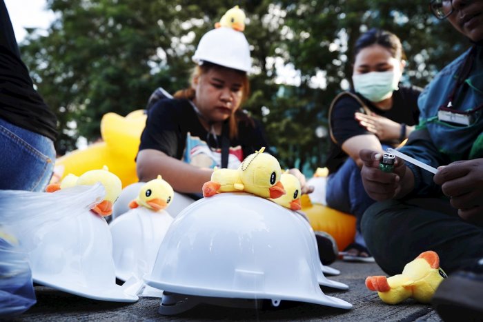 Desde patos a dinosaurios: los símbolos de las protestas contra la monarquía en Tailandia