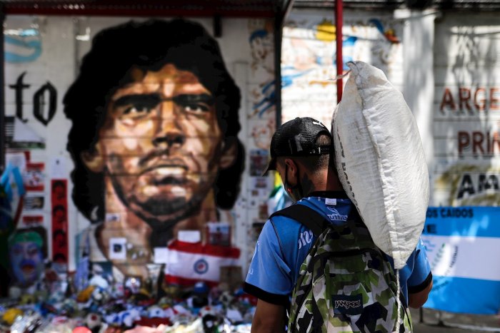 Argentina asume la contradicción de amar a Maradona