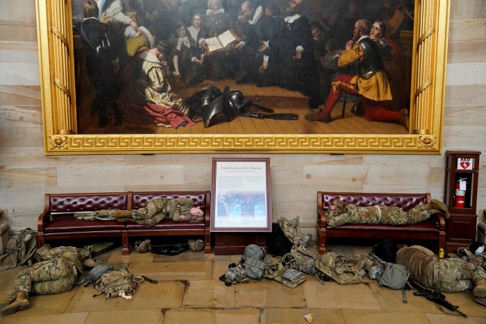 Las impactantes imágenes de la Guardia Nacional en el Capitolio tras el asalto al edificio