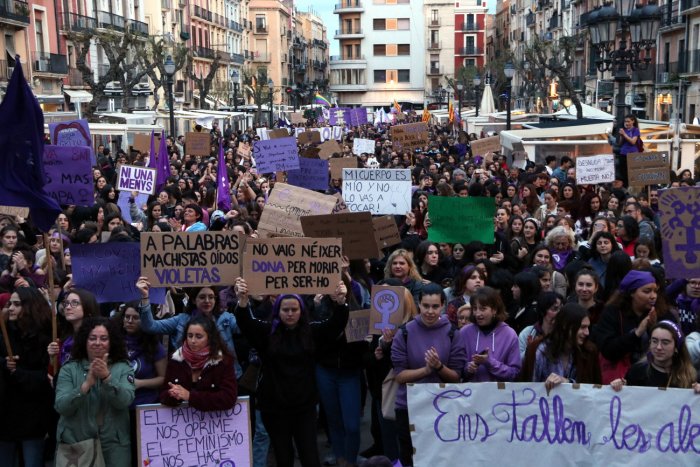 Més d'un de cada tres catalans creu que els avenços feministes a favor de la igualtat "han anat massa lluny"