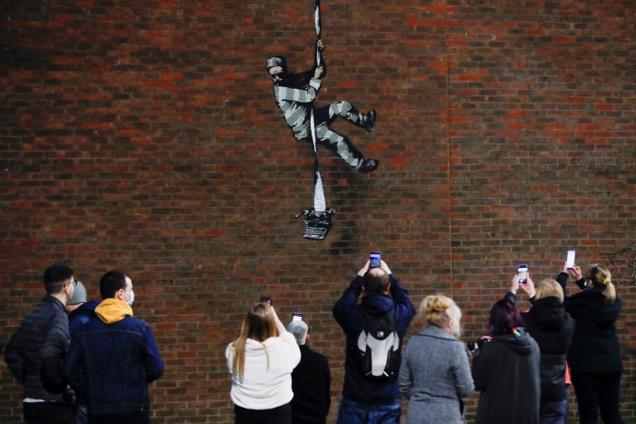 Una posible obra de Banksy aparece en el muro de la prisión donde fue encarcelado Oscar Wilde