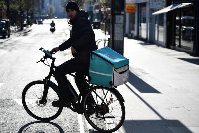 Deliveroo intenta ahora limpiar su imagen con un fondo de 18 millones para sus 'riders' tras años sin regular su situación