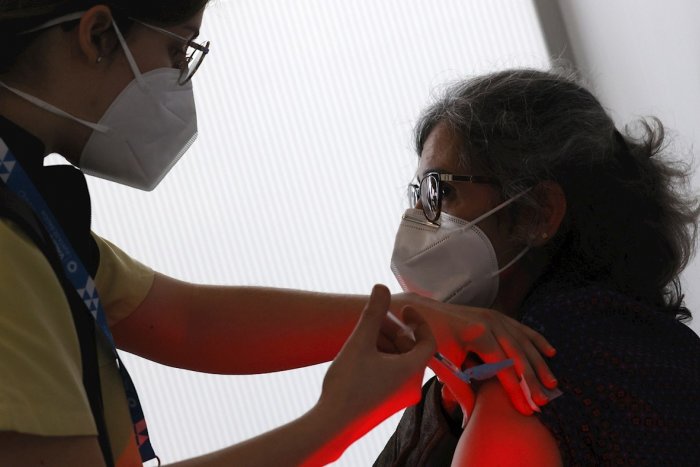 DIRECTO | Sanidad y las comunidades acuerdan administrar la vacuna de AstraZeneca a personas de entre 55 y 65 años