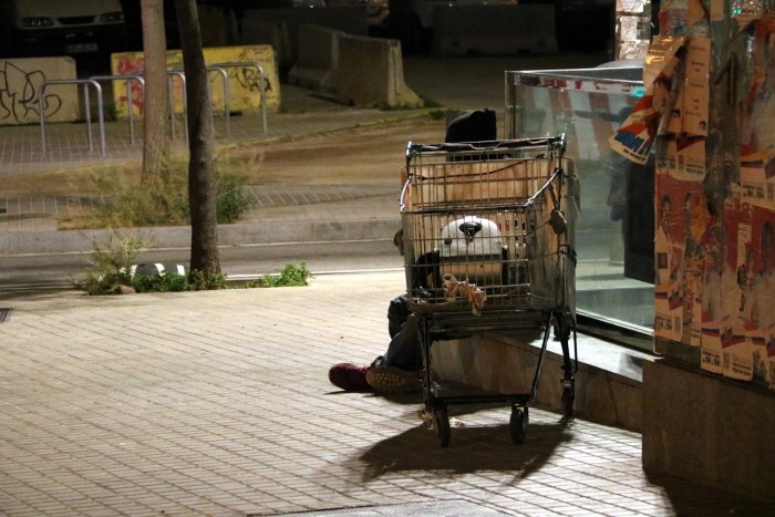 La mitad de las personas sin hogar en Catalunya ha sufrido episodios de violencia en la calle