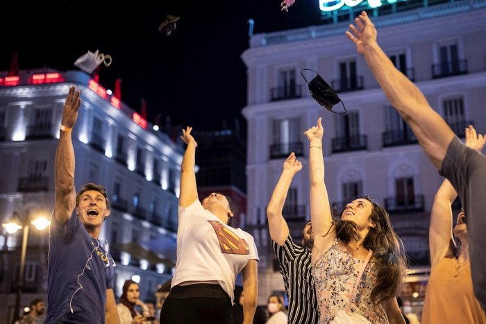 Fotogalería | Los españoles se quitan las mascarillas más de un año después