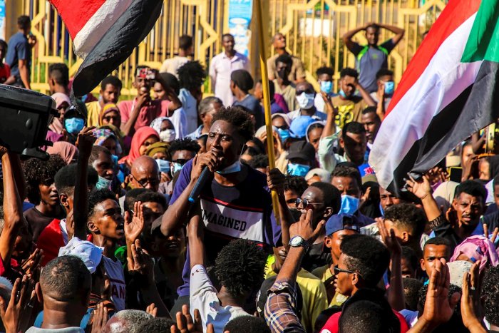 El grupo paramilitar FAR de Sudán afirma controlar el Palacio Presidencial tras un ataque de las Fuerzas Armadas