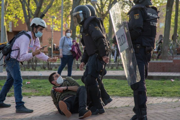 La jueza archiva la causa contra cuatro periodistas investigados por atestiguar una agresión policial a uno de ellos