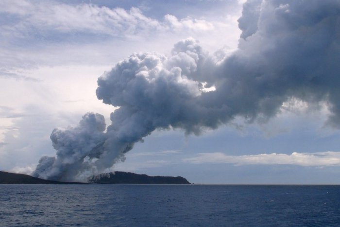 Un tsunami provocado por la erupción de un volcán golpea la isla de Tonga, en Nueva Zelanda