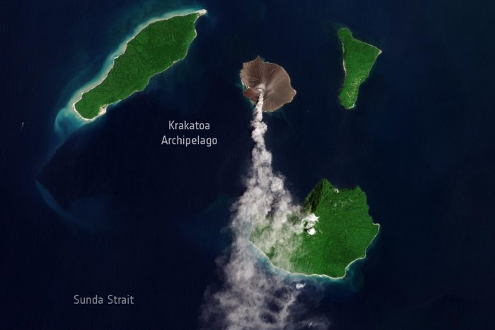 El Anak Krakatau entra en erupción lanzando una columna de humo de más de dos kilómetros de altura