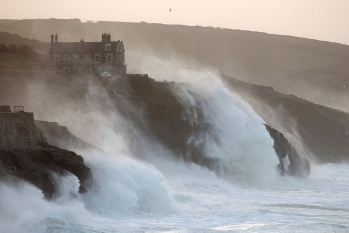 La peor tormenta en décadas en Reino Unido deja tres muertos y alrededor de 200.000 casas sin electricidad