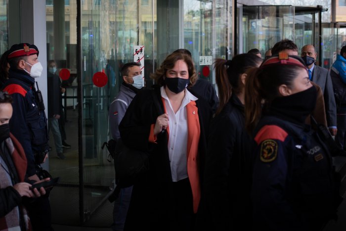 Els poders fàctics de Barcelona posen setge judicial al Govern de Colau