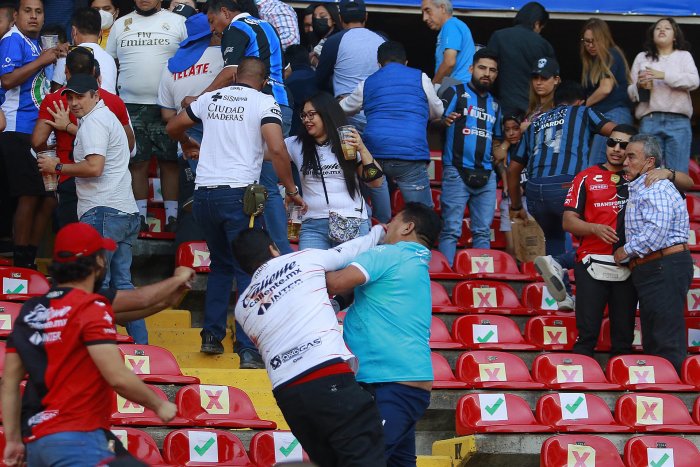 La Fiscalía mexicana estudia delitos de "homicidio en grado de tentativa" tras una pelea multitudinaria en un estadio de fútbol