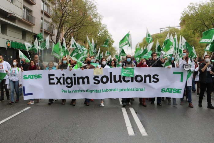 Infermeres i fisioterapeutes es manifesten per denunciar el "deteriorament i la precarietat" del sistema català de salut