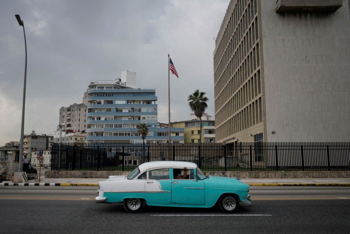 Biden suaviza su política hacia Cuba: EEUU restablece los vuelos comerciales a la isla y elimina los límites a las remesas