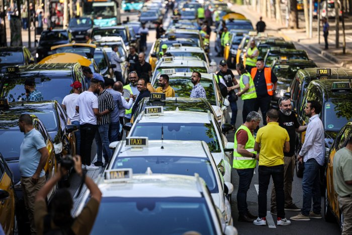Centenars de taxistes es manifesten pel centre de Barcelona per reclamar que es blindi la proporció 1/30 amb els VTC
