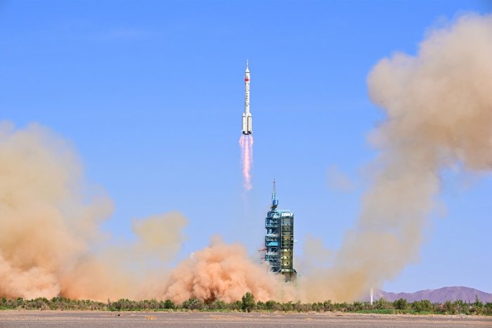 China lanza con éxito nueva nave tripulada hacia su estación espacial