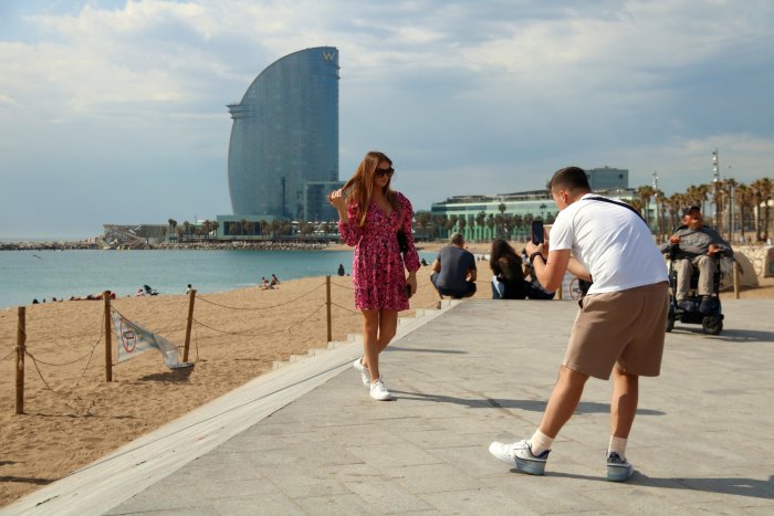 Barcelona regula el turisme: grups d'un màxim de 15 persones i sentit únic de circulació als punts més tensionats