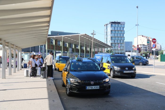 Els taxistes anuncien mobilitzacions contra les autoritats de la competència per afavorir les "males pràctiques" d’Uber