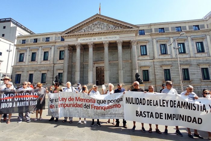 Más de 600 rondas de la dignidad en la Puerta del Sol: "Queremos que se juzgue al franquismo criminal"