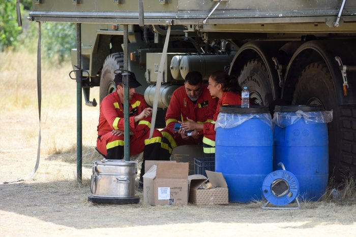 Tres bomberos sufren un golpe de calor cuando trataban de frenar un incendio en Cáceres