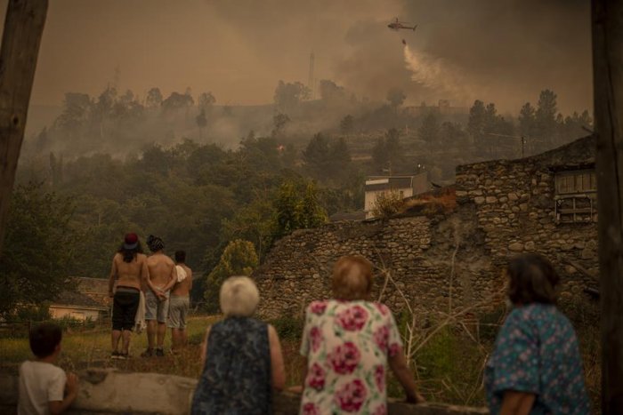 Los incendios forestales arrasan Extremadura y Castilla y León