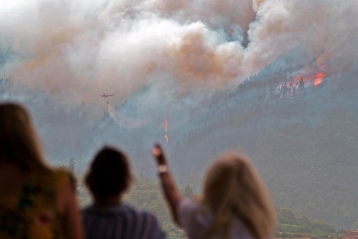 El incendio de Tenerife continúa activo pero con un viento poco fuerte como aliado de la extinción
