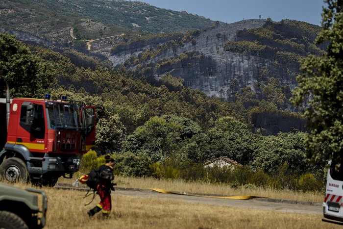 Una quincena de incendios continúan activos en España dejando miles de hectáreas quemadas y dos brigadistas heridos este fin de semana