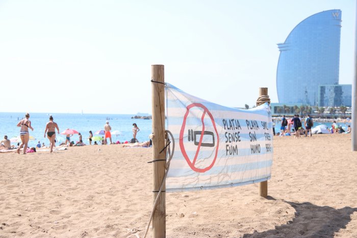 Seguiment desigual en la primera setmana de platges sense fum a Barcelona