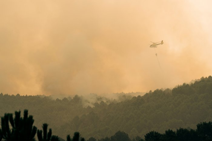 Veintitrés medios aéreos trabajan en el incendio de Ávila, que sigue extendiéndose