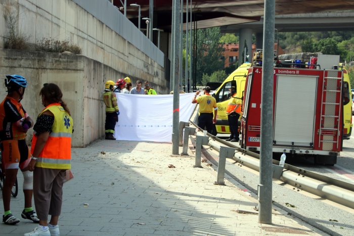 Dos ciclistes morts i dos ferits en un atropellament múltiple causat per un cotxe que ha fugit a Castellbisbal