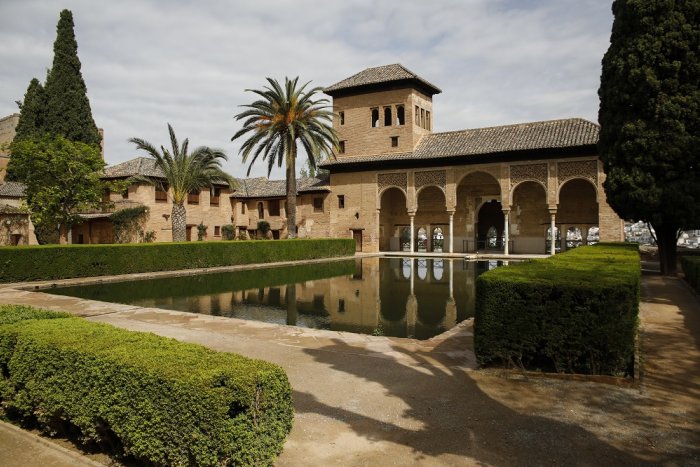 Las láminas de oro que decoran los palacios de la Alhambra se tiñen de púrpura por corrosión