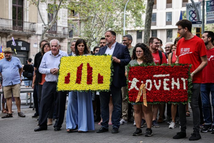 L'ofrena a Casanova: Aragonès insisteix amb el referèndum, Borràs crida a la mobilització i Colau demana un pla de xoc