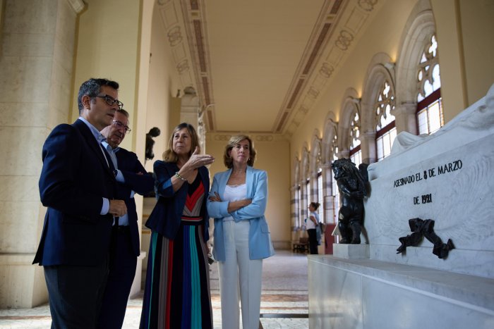 Bolaños anuncia que intentarán enterrar en el nuevo Panteón de España a mujeres como Clara Campoamor