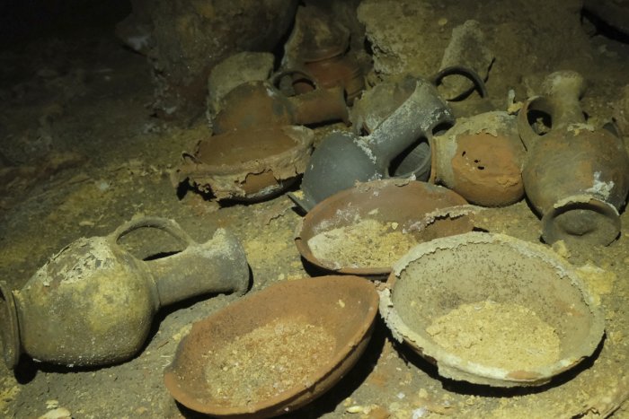 Descubren una cueva funeraria intacta de hace 3.300 años de antigüedad en Israel