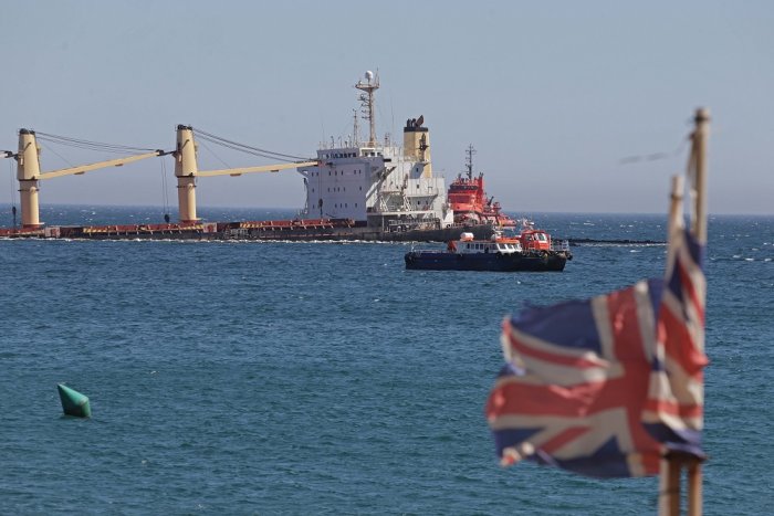España y Gibraltar vigilarán el buque varado durante el temporal previsto para este sábado