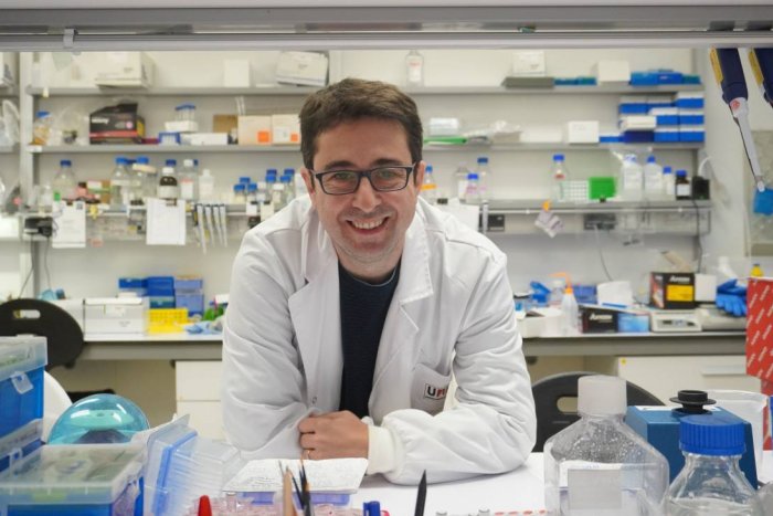Este científico ha desarrollado un kit que detecta la resistencia a antibióticos en menos de dos horas