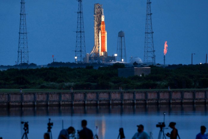 Artemis I despega con el megacohete lunar y la nave Orion de la NASA