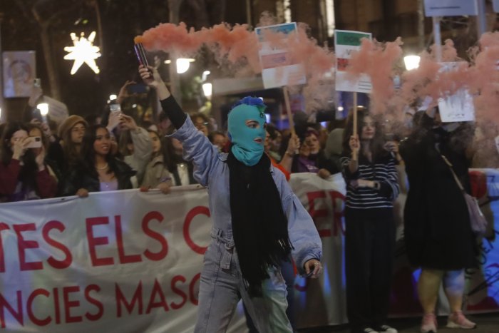Miles de mujeres claman contra la violencia machista en toda España