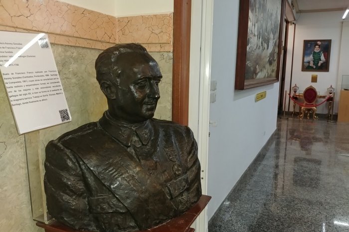 El Museo Militar de A Coruña sigue honrando a Franco con un busto y un retrato entre reyes y héroes de guerra